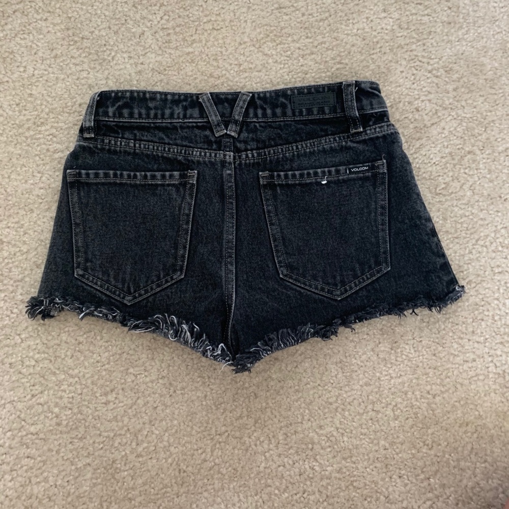 VOLCOM MID RISE BLACK DENIM SHORTS🖤🦋 - Picture 2 of 6